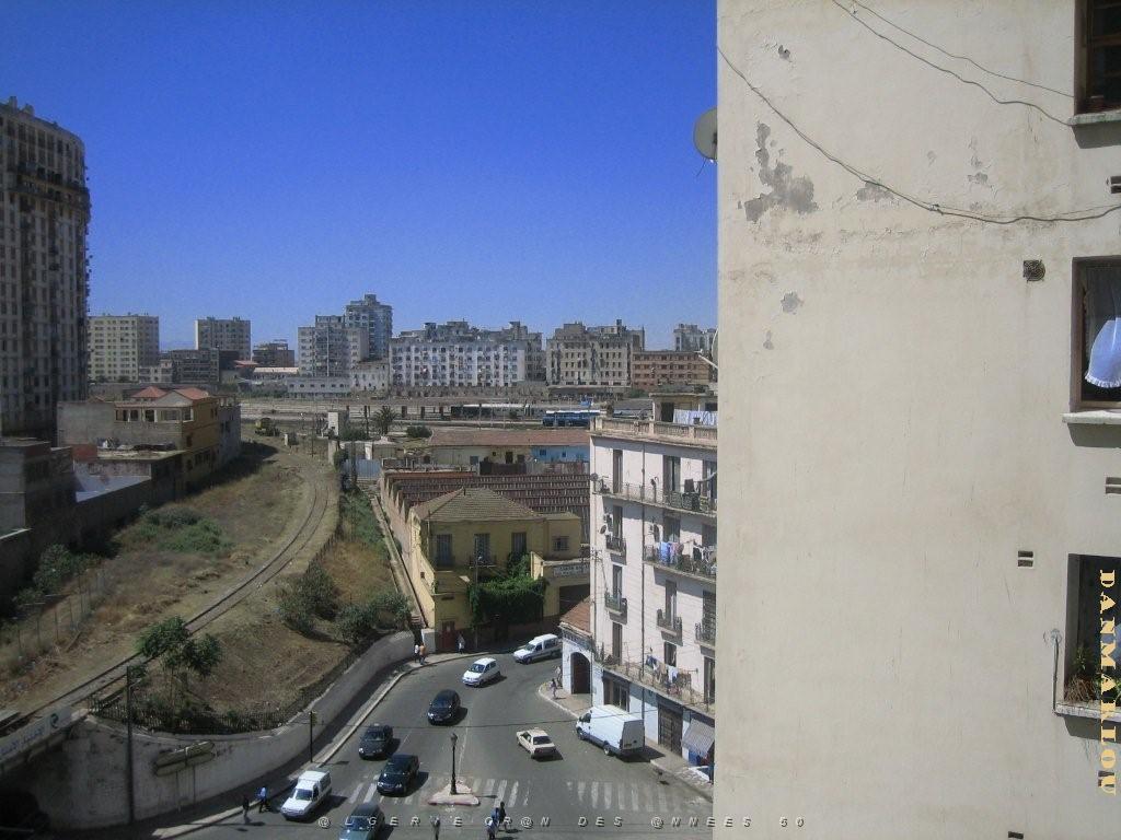 ORAN CITE PERRET A DROITE DU CARREFOUR ,        DEPART RUE L.BLANC  OU         MARQUIS DE MORES.jpg